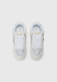 Sneakers bianchi con tomaia in pelle liscia, pannelli in rete e un accento di strass. Includono lacci bianchi e branding dorato.