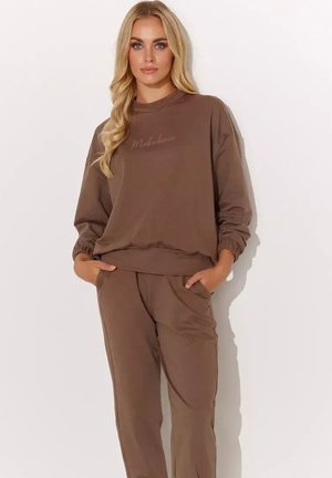 - Bluza