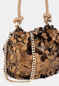 Borsa a mano in paillettes marroni con superficie testurizzata, dotata di una tracolla annodata, una catena dorata e un accento con logo triangolare sulla parte frontale.
