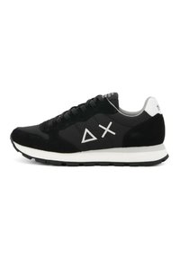 Sneakers da allenamento neri con una combinazione di materiali scamosciati e tessili. Presentano un logo geometrico bianco e una suola in gomma. Design a taglio basso.