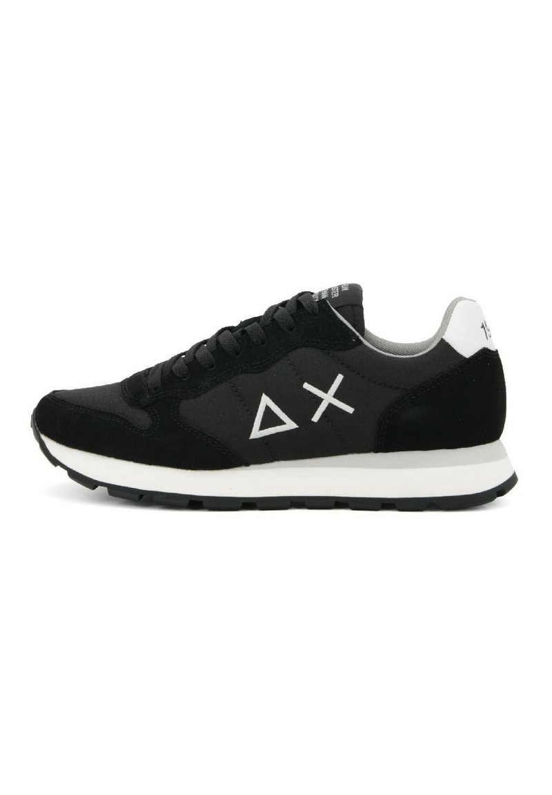 Sneakers da allenamento neri con una combinazione di materiali scamosciati e tessili. Presentano un logo geometrico bianco e una suola in gomma. Design a taglio basso.