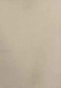 Tessuto beige con una texture liscia e un sottile motivo a diagonale, caratterizzato da una leggera lucentezza e senza motivi o accenti visibili.