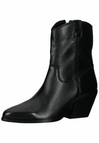 Botín de cuero negro hasta el tobillo con punta afilada, superficie texturizada y tacón cónico. Presenta un cierre de cremallera y un diseño elegante.