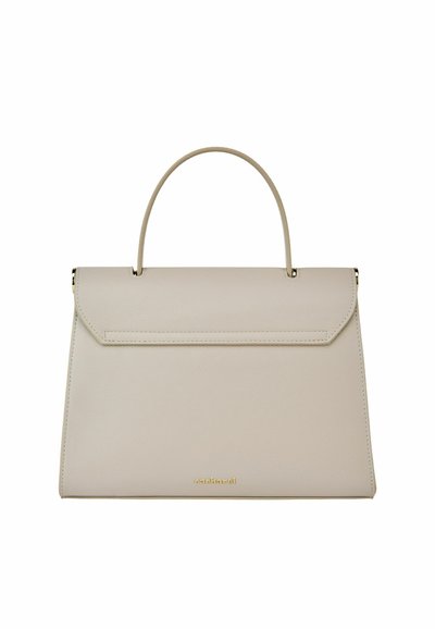 Bež strukturirana usnjena torbica z zgornjim ročajem, zapiranjem na preklop in subtilnim zlatim logotipom blagovne znamke, ki je nameščen v sredini blizu dna.