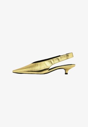 Décolleté slingback metallici dorati con punta affusolata, tacco basso a gattino e design con taglio aperto. Finitura liscia senza motivi visibili.