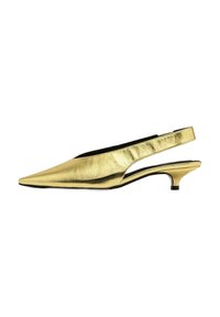 Chaussure slingback métallisée dorée avec un bout pointu, un petit talon et un détail découpé sur les côtés, présentant une finition texturée.
