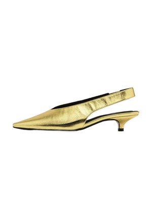 Chaussure slingback métallisée dorée avec un bout pointu, un petit talon et un détail découpé sur les côtés, présentant une finition texturée.