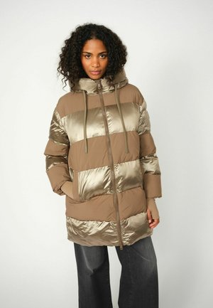 Podložena, kapuča jakna s horizontalnimi bež in metalnimi trakovi. Zapenjanje spredaj z zadrgo in stranskima žepoma. Mehka tekstura.