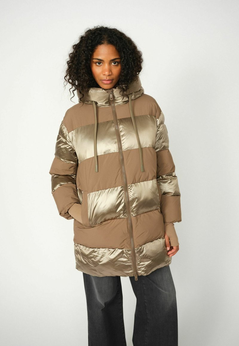 Gewatteerd jack in lichtbruin en beige met een glanzende afwerking, horizontale strepen, capuchon en ritssluiting. Zachte, doorgestikte textuur.