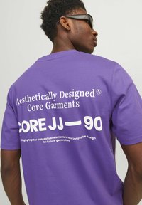 Jack & Jones GEDRUCKT RUNDHALS - Print T-shirt - deep lavender