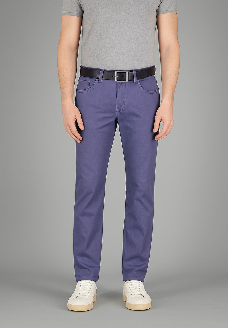 Strakke paarse broek van katoen met zakken en een riem. Gecombineerd met witte sneakers en een grijs T-shirt voor een casual look.