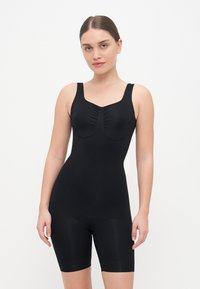 Černý body s ramínky na tank top, nařízením v oblasti poprsí a přiléhavým designem sahajícím do poloviny stehna. Hladká, elastická textura látky.