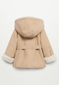 Beige talvimantteli hupulla, jossa on vyöllinen vyötärö ja turkisvuoratut hihan suut. Sileä kangas, jossa on hieman pörröinen muoto.