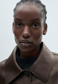 Mango Giacca in similpelle - brown