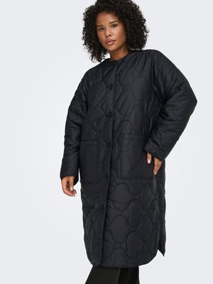 Manteau long noir matelassé avec motifs ronds, fermeture à boutons et deux poches avant. Confectionné en matériau lisse et léger.