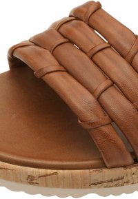 Brune læderslidesandal med vævede stropper, korksål og tekstureret fodseng. Har en rund tå og fladt design.