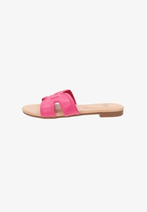 Infradito rosa brillante con una parte superiore testurizzata caratterizzata da elementi di design intagliati, completati da una suola piatta e una soletta liscia beige.