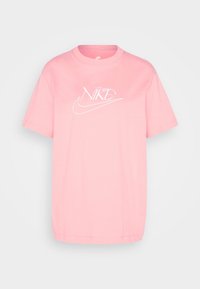 Růžové bavlněné tričko s kulatým výstřihem, krátkými rukávy a bílým potiskem loga Nike na přední straně, s uvolněným střihem a měkkou texturou.