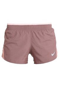 Rosa Sportsshorts aus leichtem Stoff mit elastischem Bund. Auf der Vorderseite links befindet sich ein weißes Nike-Logo.