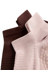 Két pár zokni látható: az egyik sötétbarna, a másik világos rózsaszín. Az anyag texturált, bordázott szegéllyel és kiemelkedő pöttyökkel.