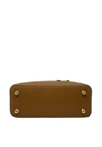 Bolso de cuero marrón claro con una superficie texturizada, forma rectangular y acentos de hardware dorado. Costura clara y cuatro pies de metal en la base.