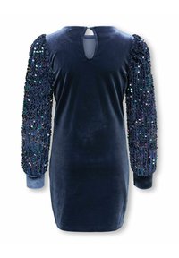 Granatowa sukienka z aksamitu z długimi rękawami obszytymi cekinami, z wycięciem na plecach i dopasowaną sylwetką. Miękka tekstura z błyszczącymi akcentami.