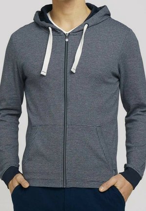 Dunkelgrauer Zip-Hoodie mit weißen Kordeln, gerippten Bündchen, zwei Taschen und feinem horizontalem Streifenmuster. Weiche Stofftextur.
