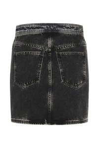 Zwarte denim rok met een vervaagde wassing, voorzien van vijf zakken, een hoge taille en contrasterende stikseldetails langs de naden.