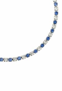 Collana in argento con pietre di zirconia cubica blu e trasparenti alternate, incastonate in quadrati, disposte in una linea curva continua.