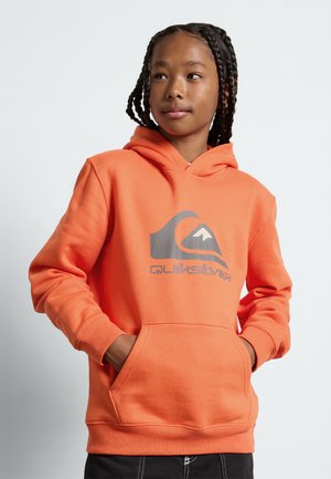 Oranje capuchontrui met een voorzak en een grijs logo ontwerp. Gemaakt van zacht materiaal, voorzien van ribgebreide mouwen en onderkant.