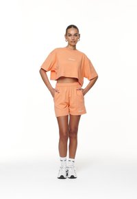 Pegador LAYLA CROPPED TEE - T-shirts - washed apricot/white