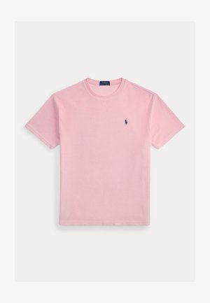 Ljusrosa t-shirt med korta ärmar och rund hals, med en liten marinblå Polo Ralph Lauren-hästlogotyp på vänster bröst.