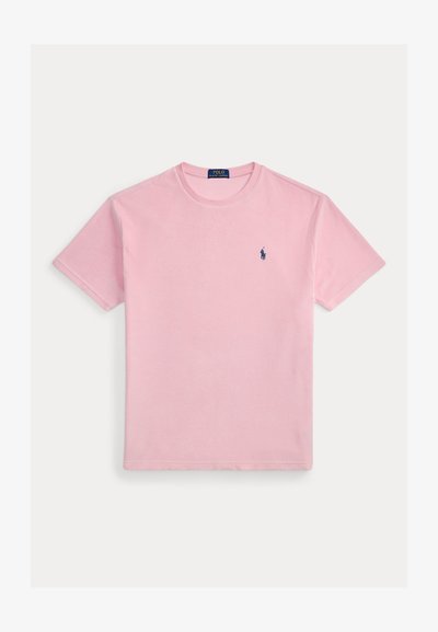 T-shirt rose clair à manches courtes et col rond avec un petit logo cheval Polo Ralph Lauren bleu marine sur le côté gauche de la poitrine.