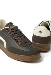 Sneaker in pelle e camoscio marroni con accenti beige, punta rotonda, lacci marroni e logo a fiamma minimalista sul tallone.