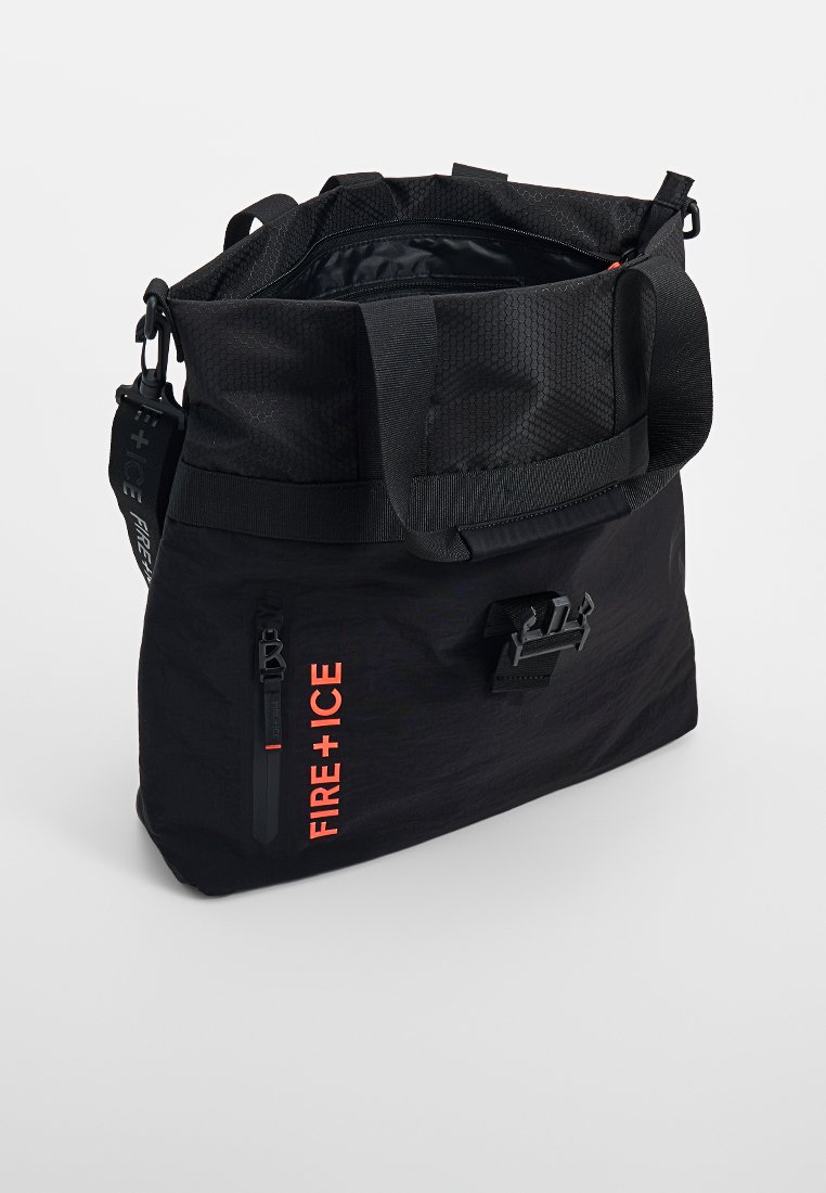 Schwarze Schultertasche mit sechseckiger Textur, ausgestattet mit einem verstellbaren Tragegurt, seitlichem Reißverschluss und "FIRE + ICE"-Logo in Orange. Offenes Oberdesign.