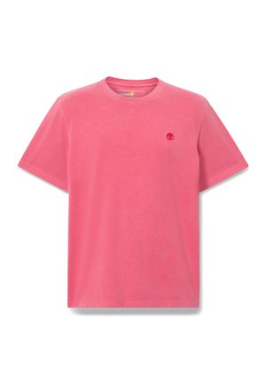 Roze T-shirt met korte mouwen en ronde hals, met klein rood Timberland-boomlogo op de linkerborst.