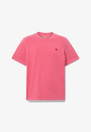 Roze T-shirt met korte mouwen en ronde hals, met klein rood Timberland-boomlogo op de linkerborst.