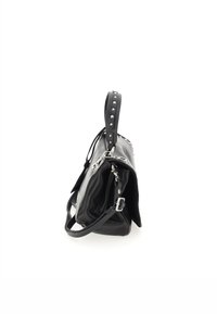Borsa in pelle nera con finitura testurizzata, hardware argentato, tracolla con borchie e un ampio interno con chiusura a zip.