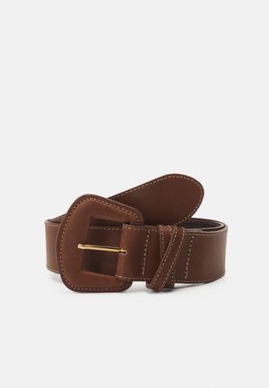 Ceinture en cuir marron avec une grande boucle rectangulaire arrondie et une pointe dorée, coutures détaillées le long des bords, enroulée sur un fond blanc.