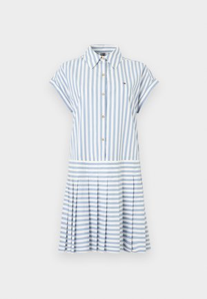 Vestido tipo camisa de rayas azules y blancas de manga corta, con cuello, botones en la parte frontal, pequeño logo en el pecho y panel de falda plisada.