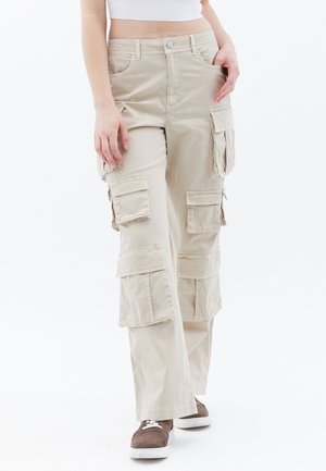 Beige Cargo kalhoty s několika kapsami, volným střihem a zapínáním na knoflík. Vyrobeny z lehkého materiálu s hladkým povrchem.