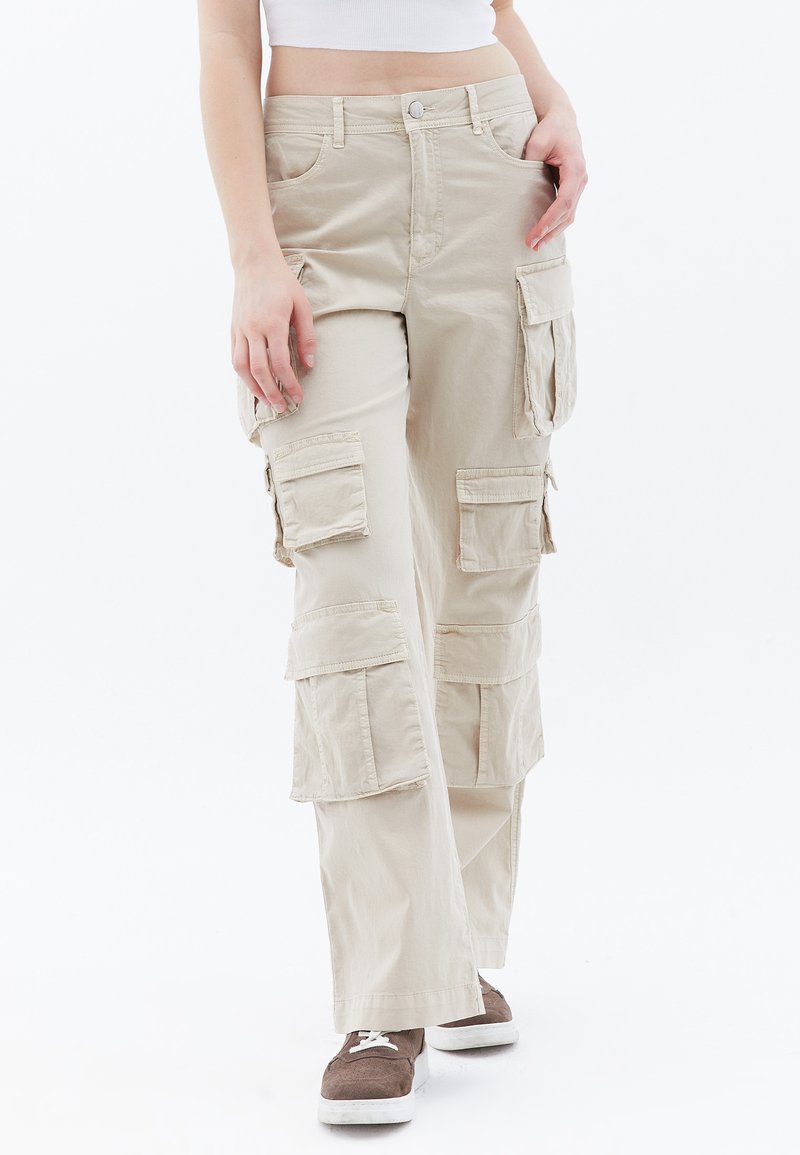 Beige Cargo kalhoty s několika kapsami, volným střihem a zapínáním na knoflík. Vyrobeny z lehkého materiálu s hladkým povrchem.