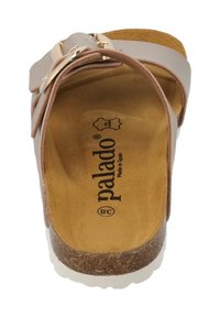 Sandal beige chiaro con due cinturini regolabili, una fibbia dorata e una soletta in sughero. Presenta una suola testurizzata e il logo "palado" sulla soletta.