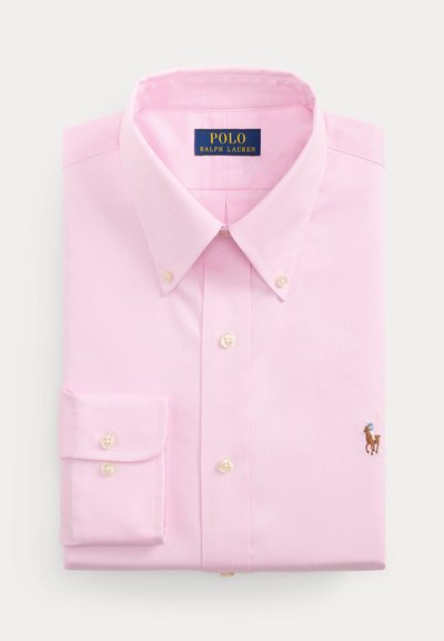 Světle růžová košile s knoflíky, s přehnutým manžetem, vyšívaným logem Polo Ralph Lauren a špičatým límečkem.