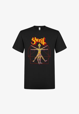 Czarny T-shirt z żółto-czerwonym motywem Człowieka Witruwiańskiego noszącego papieską czapkę, nałożonym na czerwone geometryczne kształty oraz napisem "Ghost" nad nimi.