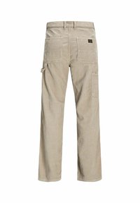Beige corduroy broek met een losse pasvorm, voorzien van meerdere zakken, een gladde textuur en subtiele verticale strepen.