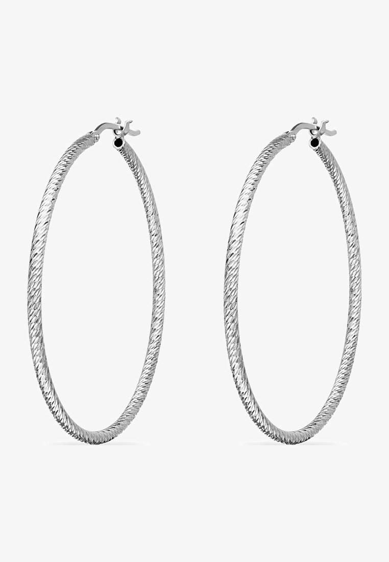 Orecchini a cerchio in argento con texture attorcigliata, dotati di una chiusura sicura. Il design è circolare e liscio, riflettendo la luce in modo efficace.