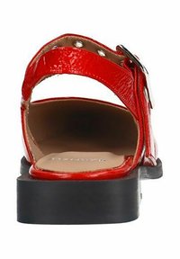 Rote Lackleder-Sandale mit einem Riemen hinten, silbernen Beschlägen und einer schwarzen flachen Sohle. Verfügt über ein glattes Innenfutter und eine abgerundete Zehenpartie.