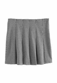 Čiernobiela suknia s houndstooth vzorom, s plisovaním, rovný lem a hladká textúra. Navrhnutá pre priliehajúci pás.