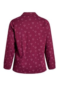 Burgundy pikkade varrukatega särk, millel on krae, kaunistatud väikeste ja suurte valgete ääristatud südame mustritega, vaadatuna selja poolt.